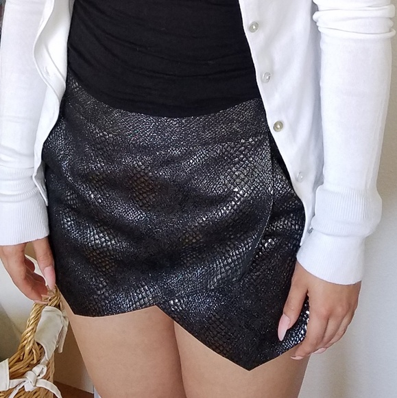 Express Black Snakeskin Short/Skirt Squart Bottoms - Picture 6 of 7